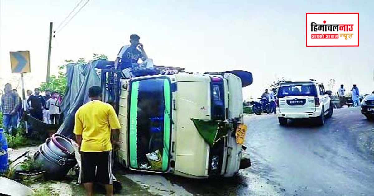 Accident / पीरनिगाह से लौट रहे श्रद्धालुओं का टैम्पो बसोली के पास पलटा, 11 घायल