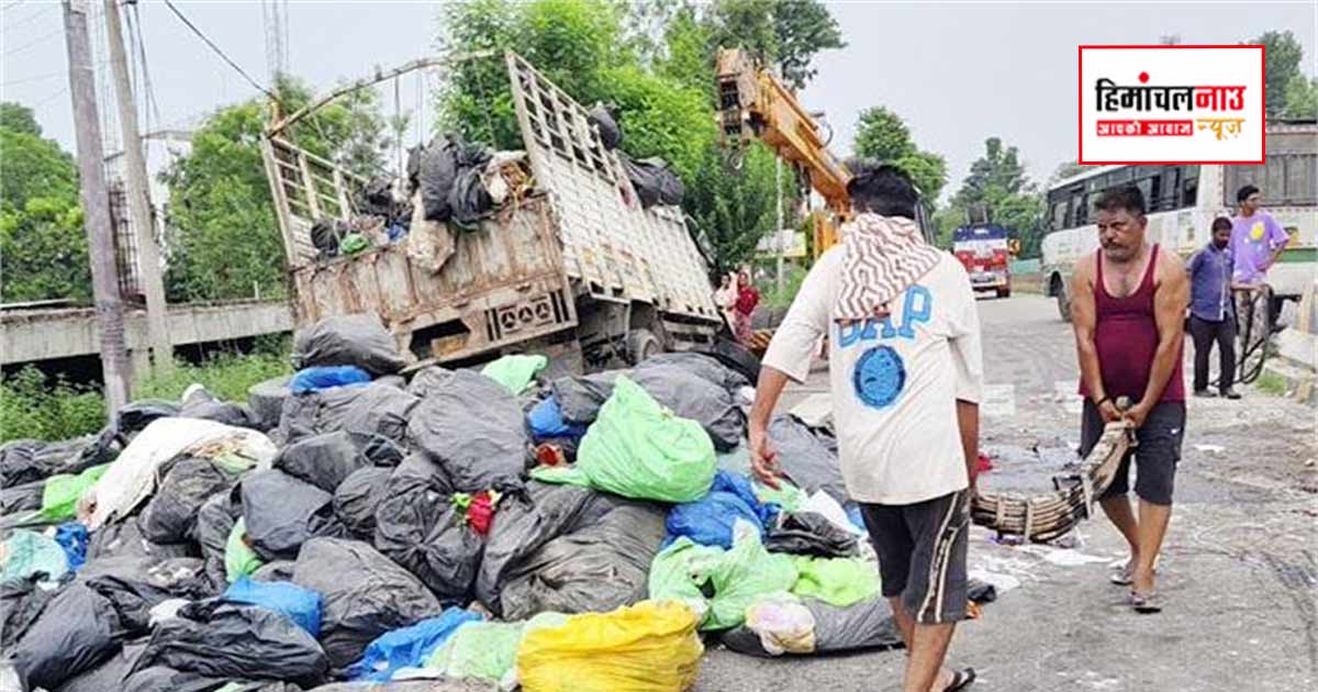 Accident / देहलां के पास गौवंश को बचाने के प्रयास में ट्रक पलटा, राजमार्ग पर यातायात प्रभावित