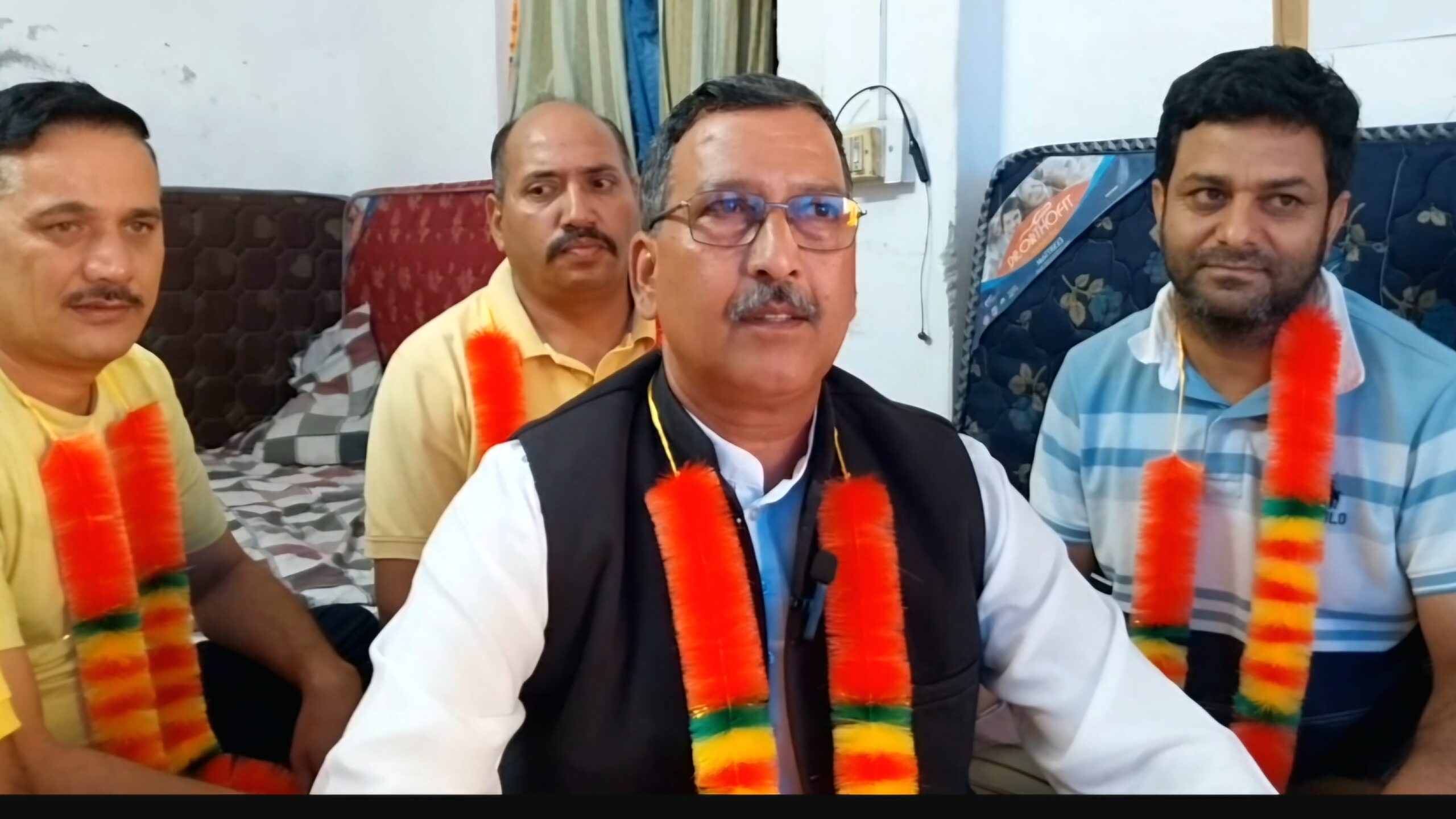क्रमिक अनशन पर डटे प्राथमिक शिक्षक, बोले— अधिसूचना जारी होने तक जारी रहेगा आंदोलन