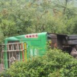 सुंदरनगर के भवाना चौक के पास पलटी निजी बस।