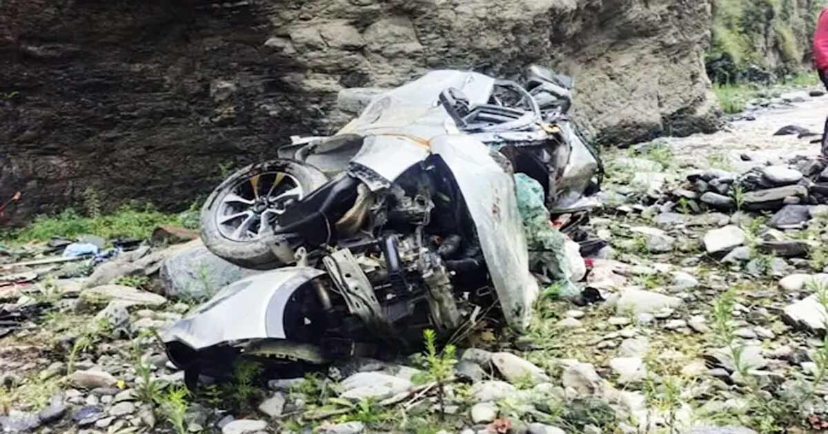 Accident / कुल्लू के आनी में कार पर गिरे पत्थर, खाई में गिरी गाड़ी; डॉक्टर दंपती की मौत, बेटी घायल