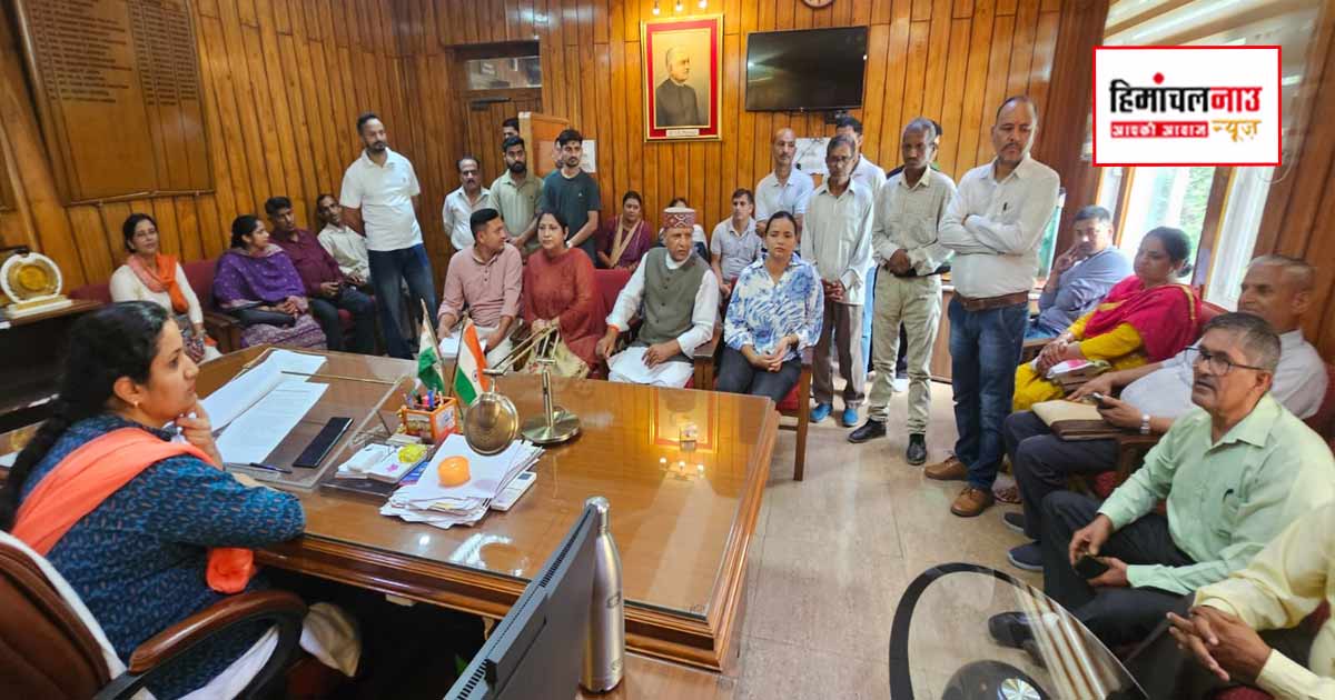 सैन्य क्षेत्र में रुका बनोग-धार क्यारी सड़क निर्माण, समाधान की उठी मांग – डॉ. राजीव बिंदल ग्रामीणों संग पहुंचे डीसी कार्यालय