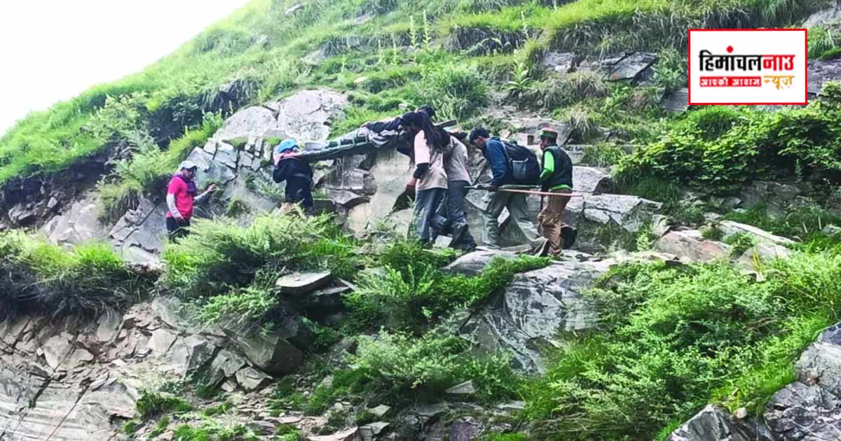 कांगड़ा के बड़ा भंगाल में बीमार पड़े भेड़ पालक का रेस्क्यू, 18 किलोमीटर पैदल लाकर अस्पताल पहुंचाया