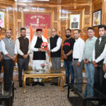 शिमला में राज्यपाल को ज्ञापन सौंपता भाजयुमो प्रतिनिधिमंडल