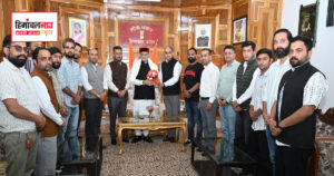 शिमला में राज्यपाल को ज्ञापन सौंपता भाजयुमो प्रतिनिधिमंडल