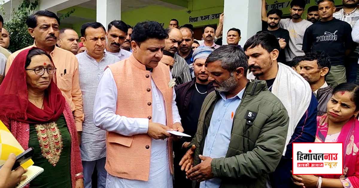 धर्मशाला की बोह घाटी पहुंचे विधायक सुधीर शर्मा, आपदा प्रभावित परिवारों को दी 25-25 हजार रुपये की फौरी सहायता