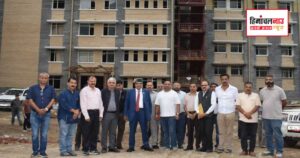 सोलन के निर्माणाधीन बहुउद्देशीय अस्पताल का निरीक्षण करते स्वास्थ्य मंत्री