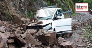 हादसा / कुनिहार में पहाड़ी से मलबा गिरने पर कार क्षतिग्रस्त, बच्चे सहित पांच लोग घायल