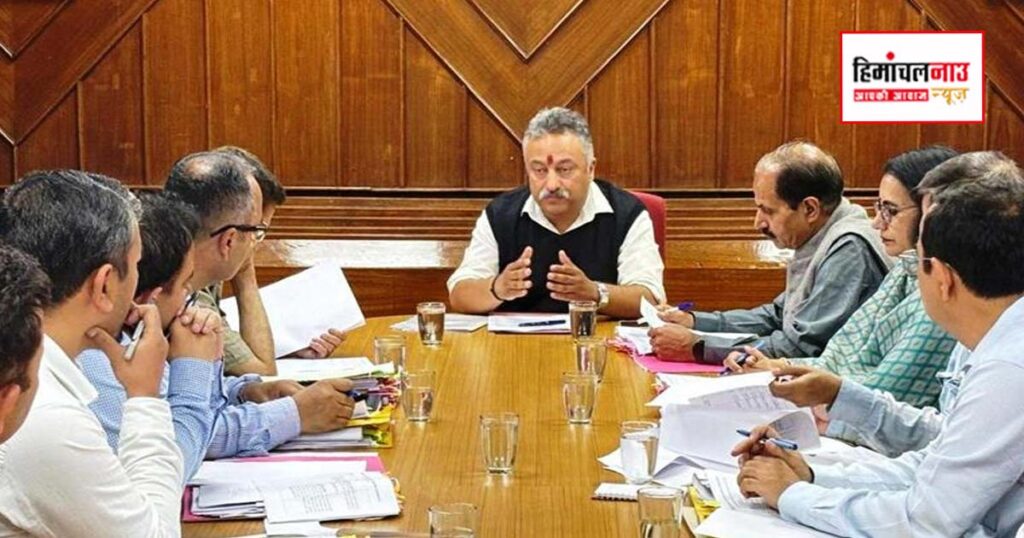 शिक्षा मंत्री रोहित ठाकुर शिक्षा विभाग की समीक्षा बैठक की अध्यक्षता करते हुए