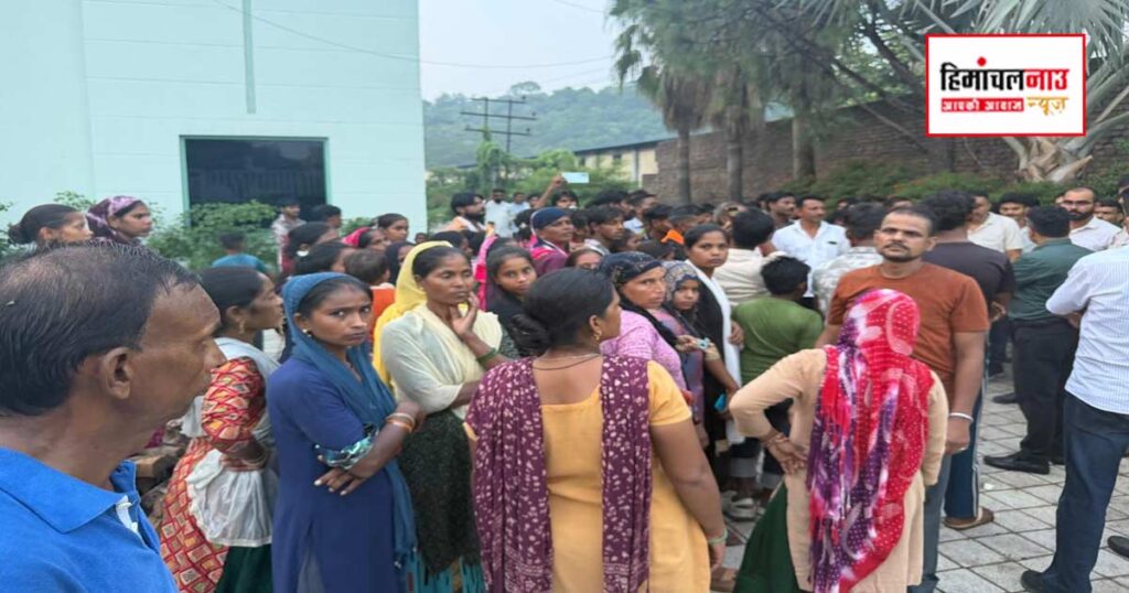 कालाअम्ब में फैक्टरी के बाहर मजदूर की मौत के बाद जुटे लोग