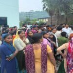 कालाअम्ब में फैक्टरी के बाहर मजदूर की मौत के बाद जुटे लोग
