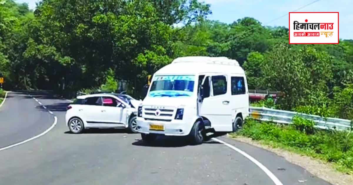 Accident / कांगड़ा के ढलियारा में NH-503 पर कार और टेंपो ट्रैवलर की टक्कर