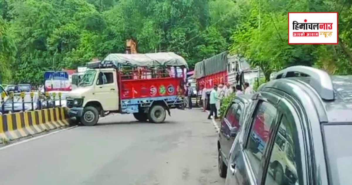 Accident / नेहरन पुखर में ब्रेक फेल होने से ट्रक खड़े टेम्पो से टकराया, पुलिस ने शुरू की जांच