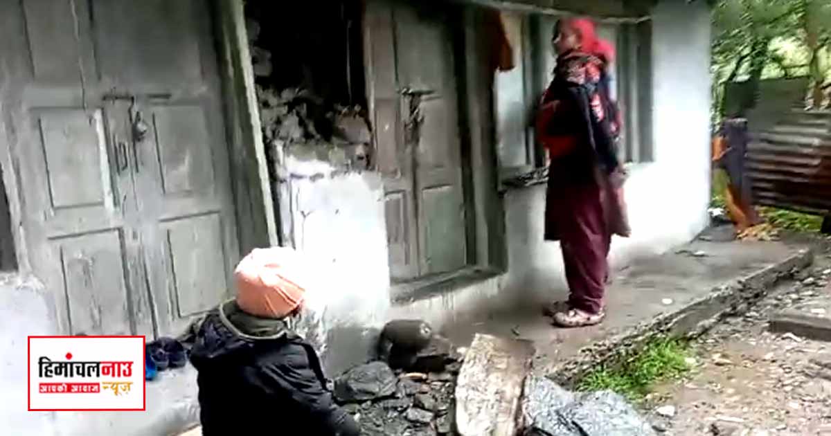 Landslide / किन्नौर के कुप्पा में पहाड़ी से गिरीं विशाल चट्टानें, मकानों को नुकसान; 20 परिवार सुरक्षित स्थान पर शिफ्ट