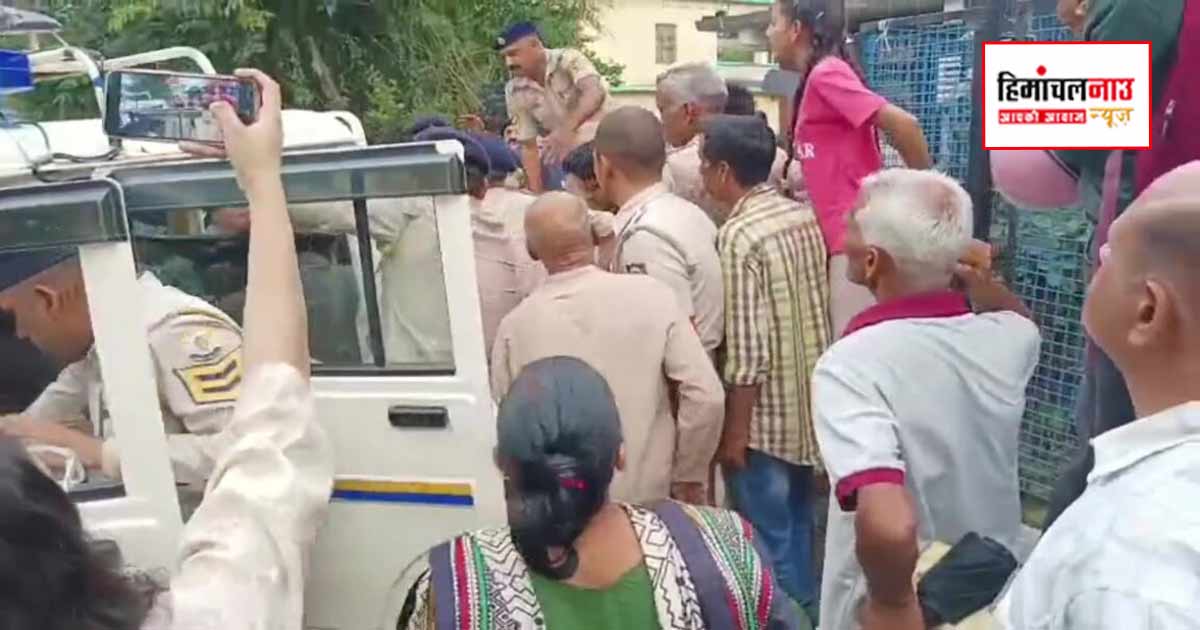 मंडी में भूमि विवाद के बाद महिला से मारपीट का आरोप, प्रदर्शन के चलते हाईवे एक घंटे तक रहा बाधित
