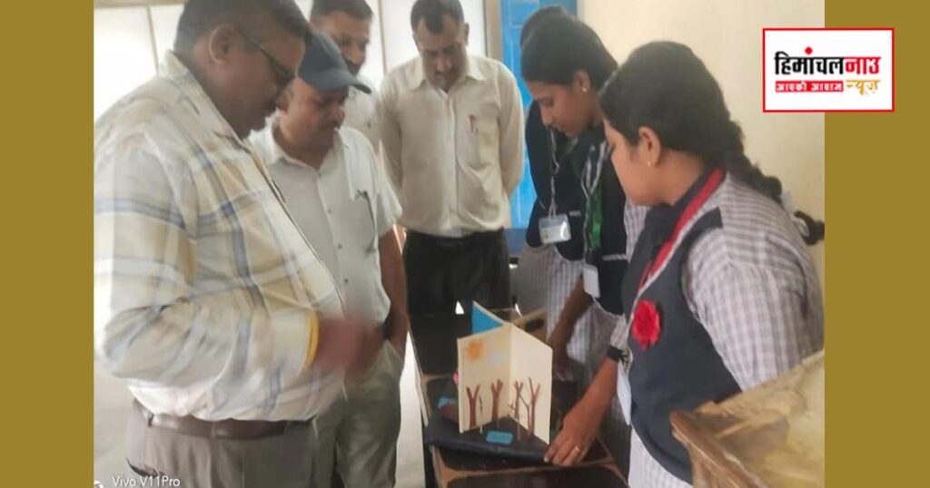 हटली विद्यालय में विज्ञान प्रदर्शनी में मॉडल प्रस्तुत करते विद्यार्थी