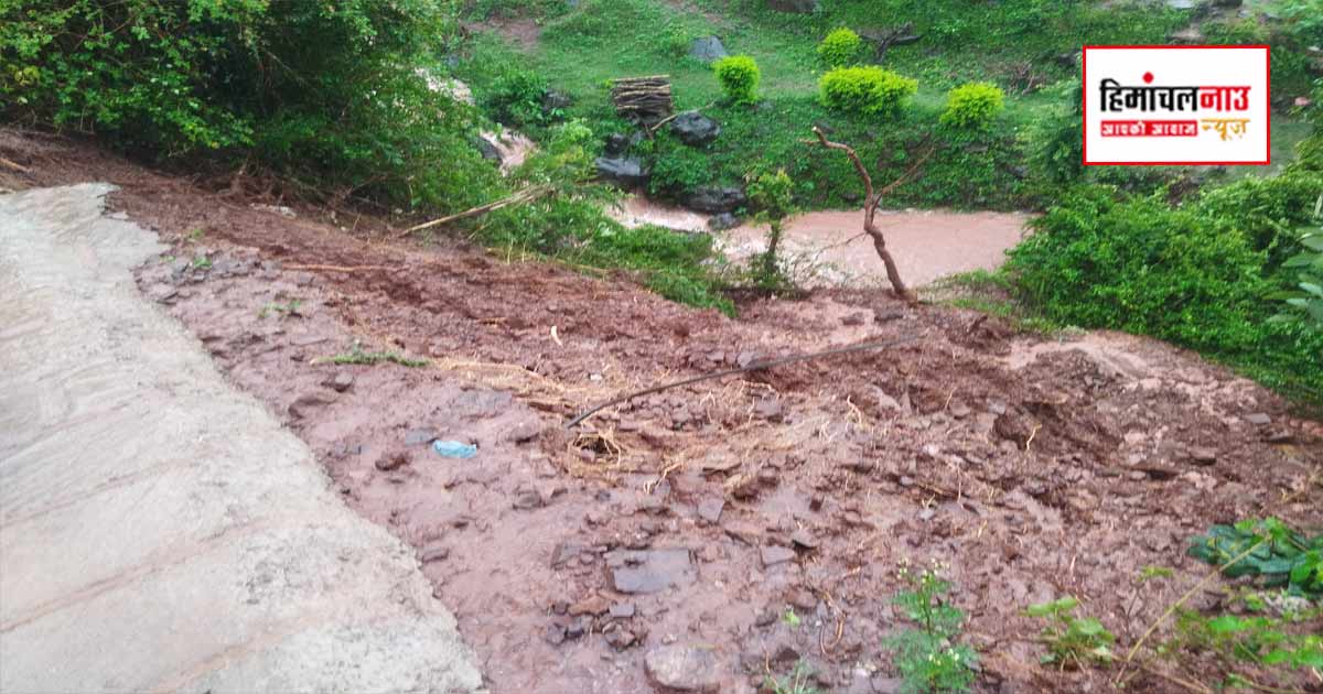 सेन की सेर में स्कूल परिसर में घुसा मलबा और बरसाती पानी, समय रहते छुट्टी घोषित होने से टला बड़ा हादसा