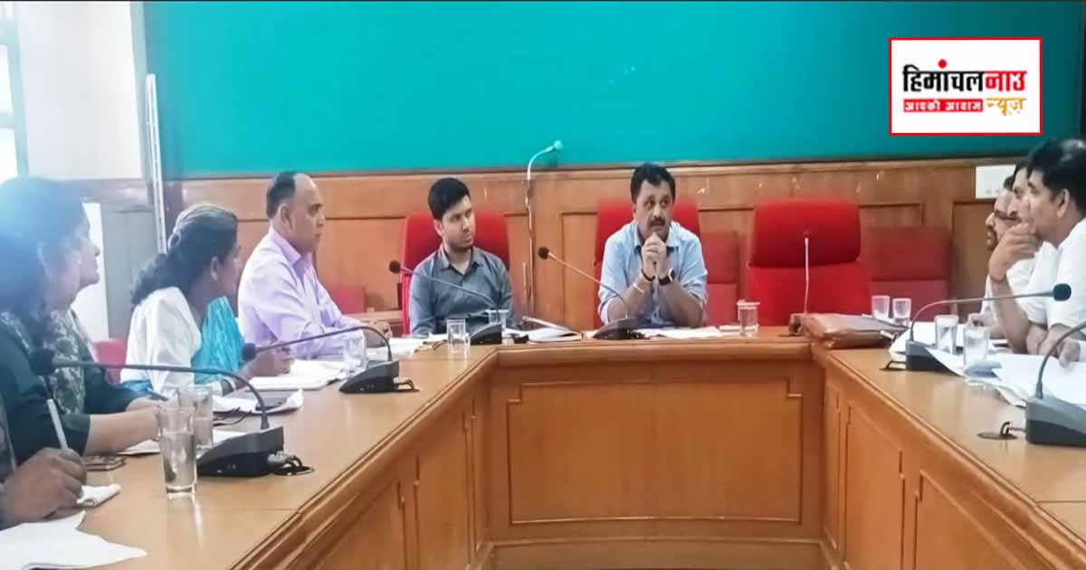 सोलन में उपायुक्त ने स्वच्छ भारत मिशन और ग्रामीण विकास कार्यों में तेजी लाने के दिए निर्देश