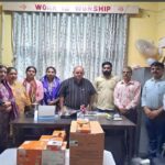 धनेत विद्यालय को सात पंखे भेंट करते पूर्व छात्र सुनील कुमार