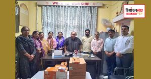 धनेत विद्यालय को सात पंखे भेंट करते पूर्व छात्र सुनील कुमार