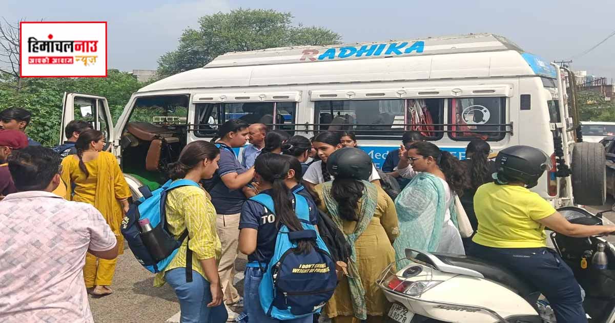 Accident / ऊना के चताड़ा मोड़ पर एचआरटीसी बस और टेम्पो ट्रैवलर की टक्कर, छात्रा घायल