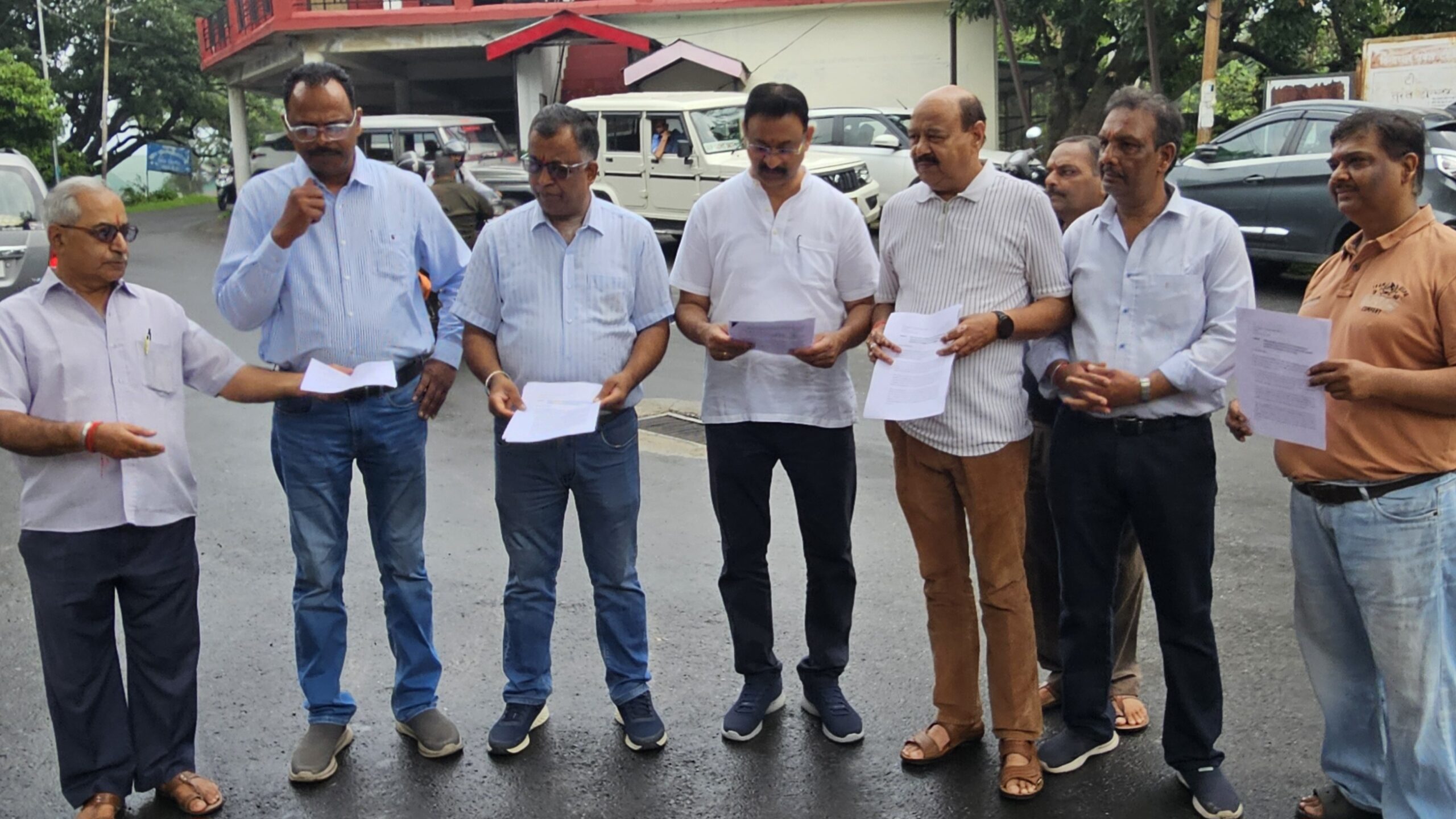 चौगान मैदान में ट्रेड फेयर के खिलाफ सड़क पर उतरे व्यापारी और युवा, बोले– खेल मैदान को नहीं बनने देंगे व्यावसायिक केंद्र