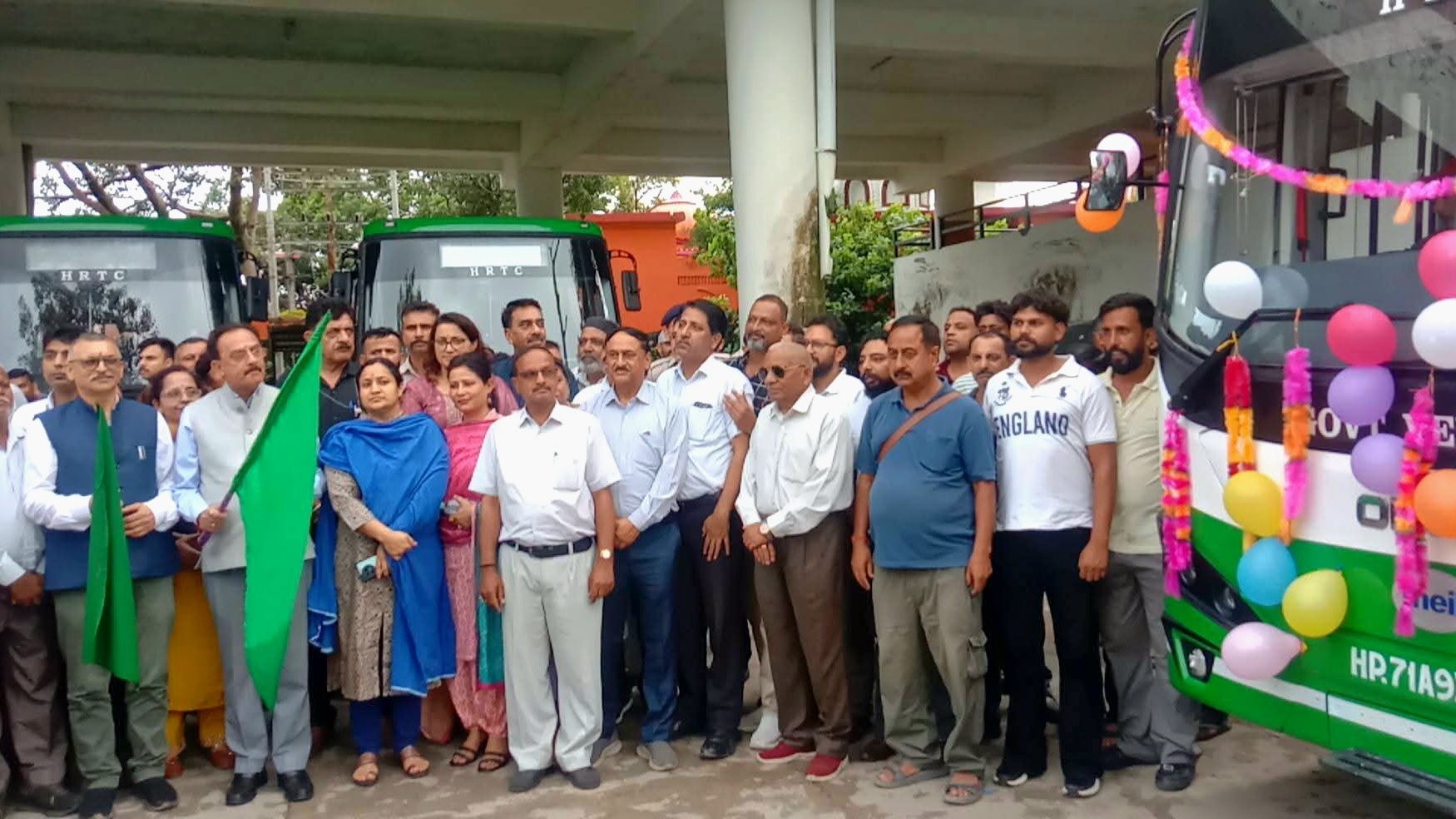 नाहन से शुरू हुआ इलेक्ट्रिक बसों का सफर, उद्योग मंत्री हर्षवर्धन चौहान ने दिखाई हरी झंडी