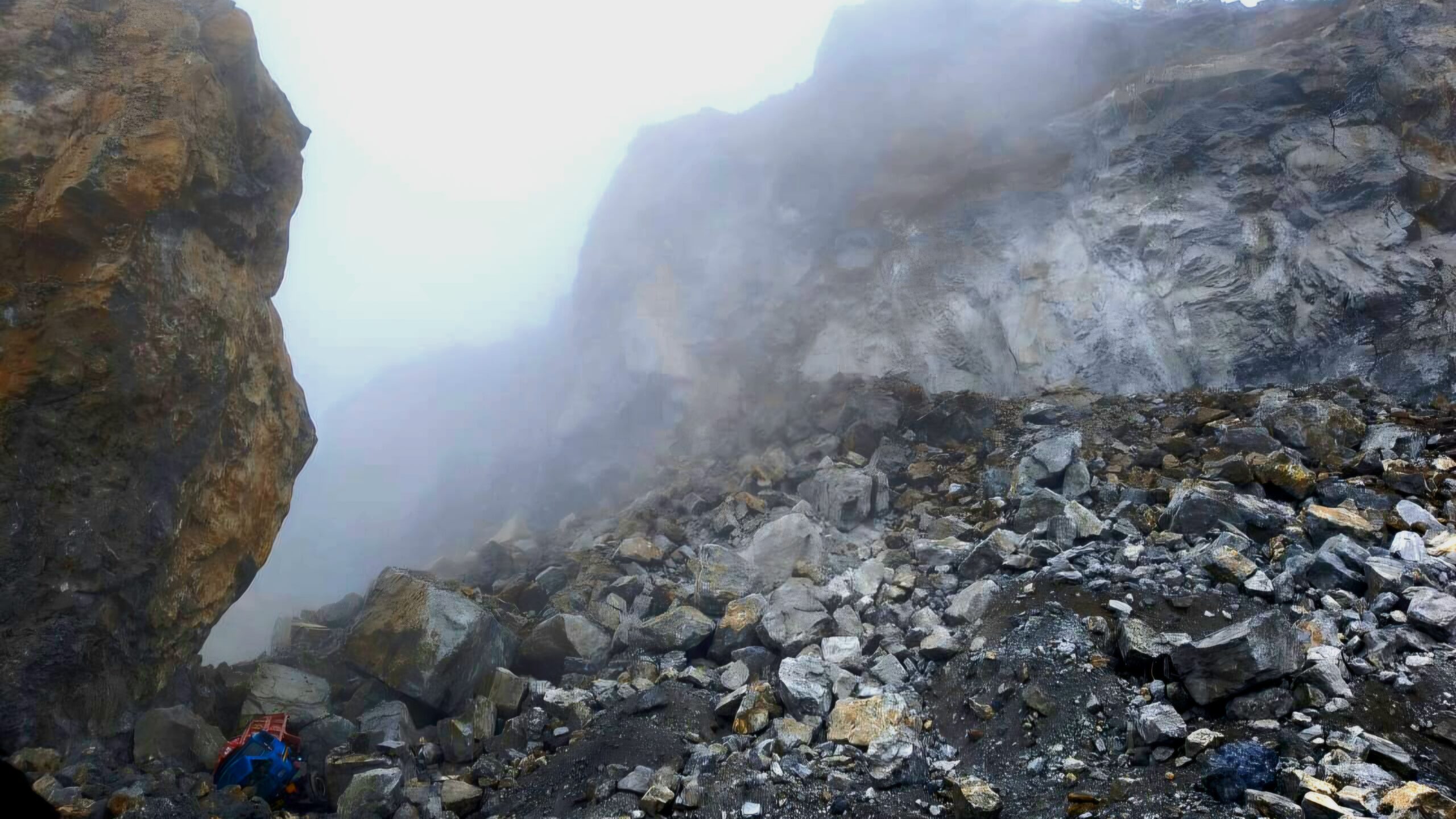 LANDSLIDE  / सिरमौर में माइनिंग साइट पर टूटा पहाड़, 3 लोगों के दबने की आशंका; दो वाहन मलबे में क्षतिग्रस्त, बारिश ने रोका रेस्क्यू