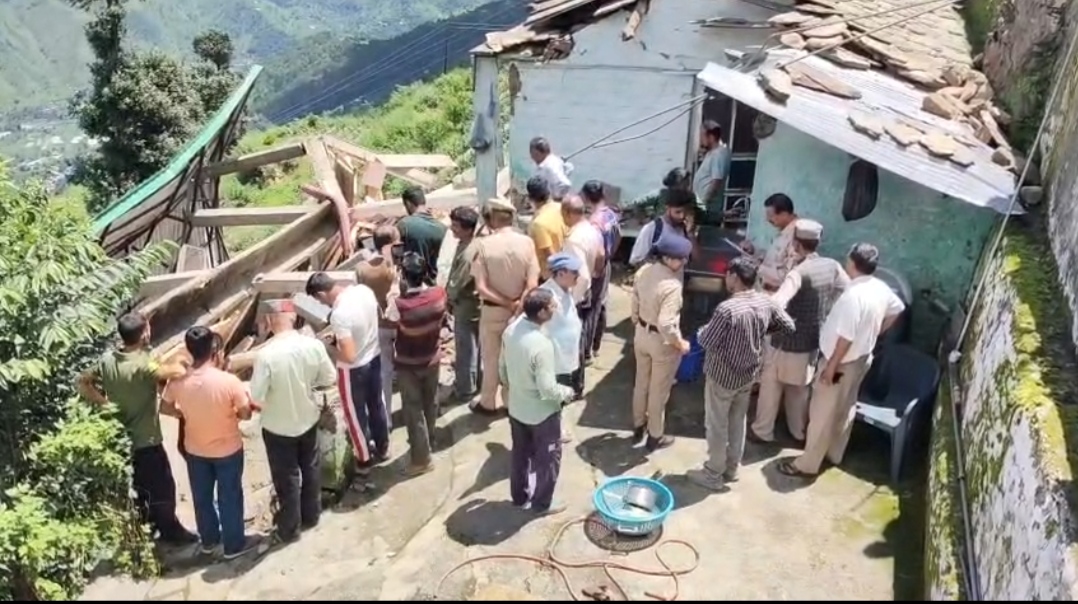 हादसा/सिरमौर के छिछड़ियां गांव में तीन मंजिला मकान ढहा, मां-बेटी की मौत और दो बच्चियां घायल
