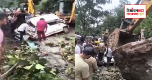 भराड़ीघाट में एनएच-205 पर चट्टान गिरने से क्षतिग्रस्त कार