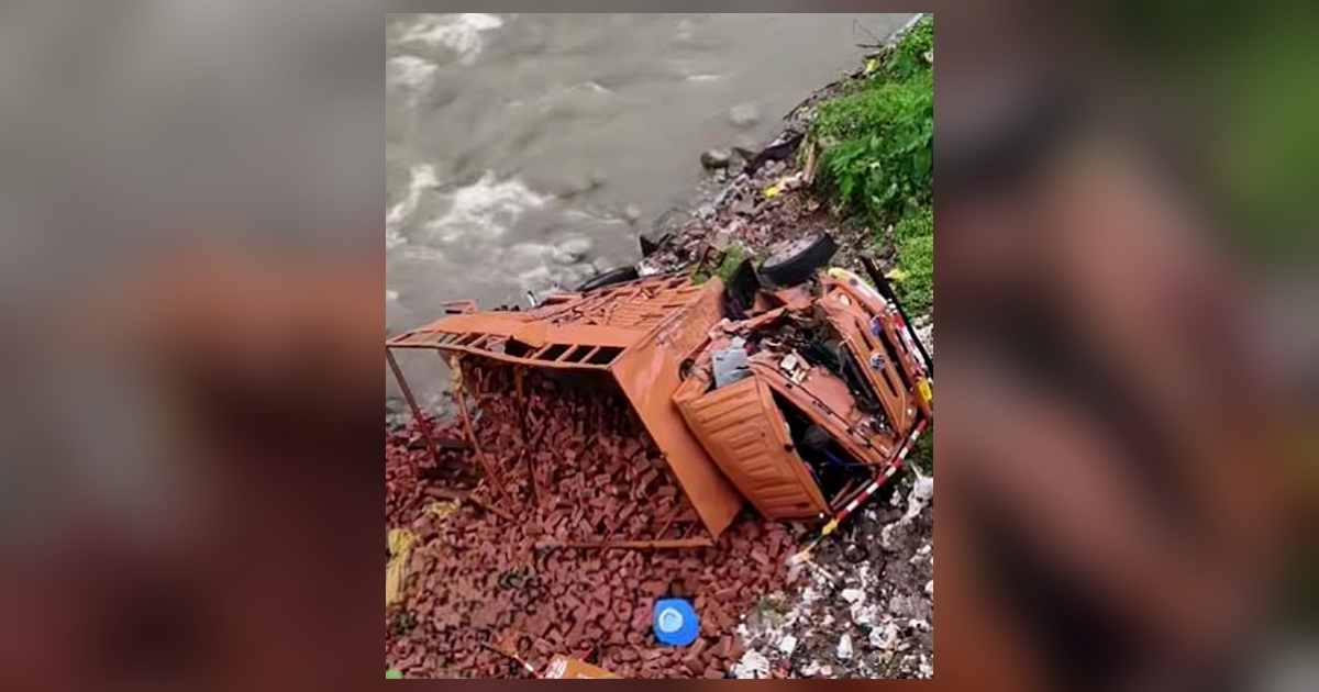 Accident: बिनवा पुल की रेलिंग तोड़ खड्ड में गिरा ईंटों से भरा कैंटर