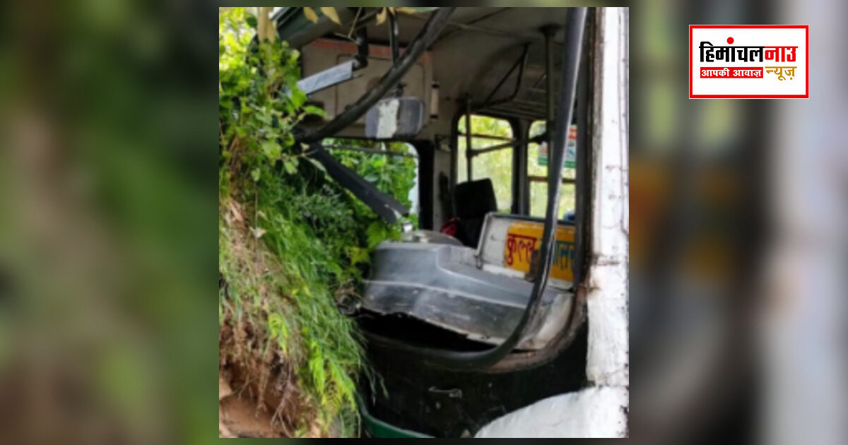Accident: कुल्लू में ब्रेक फेल होने पर ढांक से टकराई HRTC बस, 45 लोग अस्पताल पहुंचाए गए
