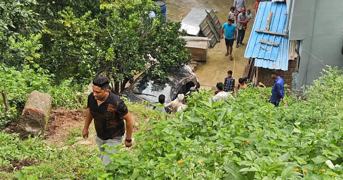 Accident: नाहन में पैरापिट तोड़ 100 फीट नीचे गिरी कार, छह सवारों में दो घायल