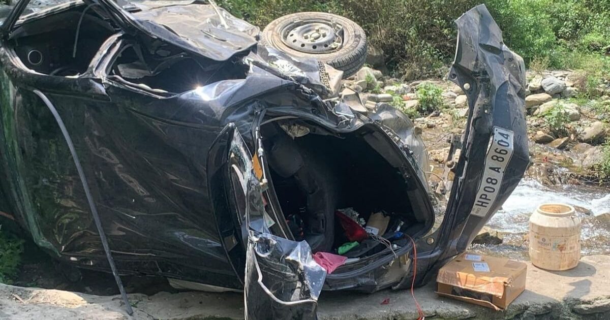 Accident: नेरवा में ऑल्टो कार खाई में गिरी, महिला की मौत और चार लोग घायल