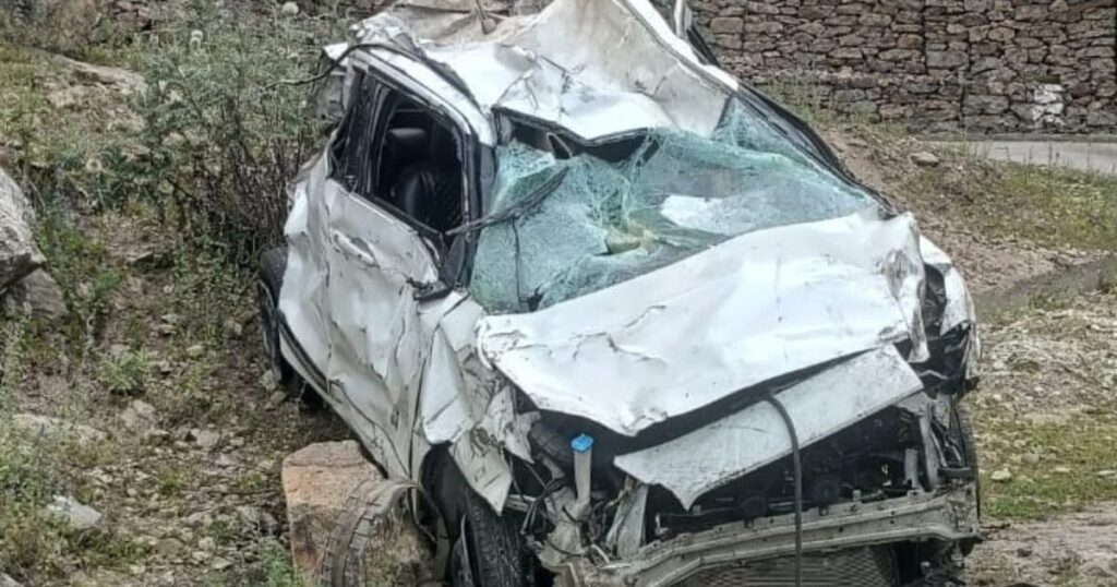 सांगला-छितकुल मार्ग पर खाई में गिरी कार