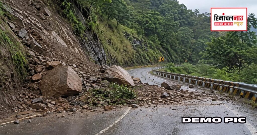 शिमला के संजौली में पहाड़ी से सड़क पर गिरा मलबा