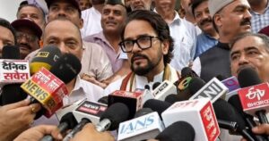 हमीरपुर में तिरंगा यात्रा का नेतृत्व करते सांसद अनुराग ठाकुर