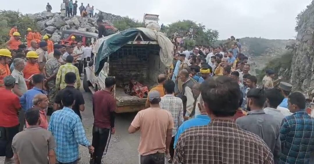 Landslide: बागनधार चूना पत्थर खदान के मलबे से चालक का शव बरामद, दो की तलाश जारी