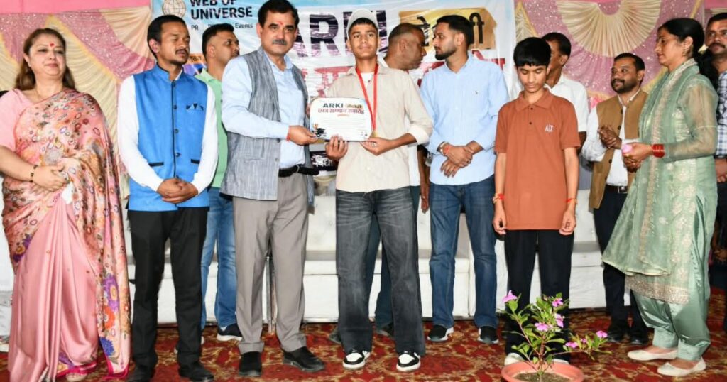 बखालग में मेधावी विद्यार्थियों को सम्मानित करते विधायक संजय अवस्थी