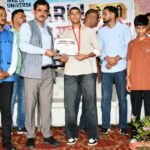 बखालग में मेधावी विद्यार्थियों को सम्मानित करते विधायक संजय अवस्थी