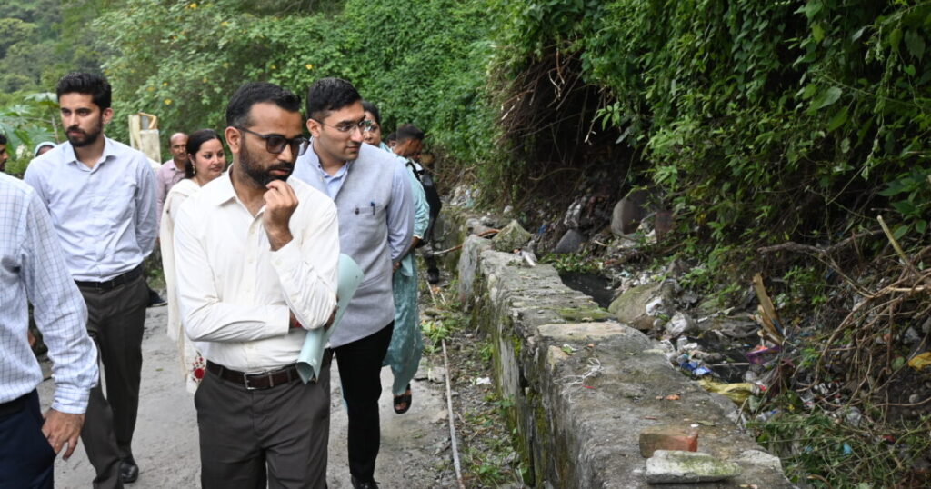 पक्काटाला-बालू संपर्क मार्ग के क्षतिग्रस्त हिस्से का निरीक्षण