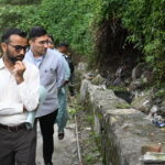 पक्काटाला-बालू संपर्क मार्ग के क्षतिग्रस्त हिस्से का निरीक्षण