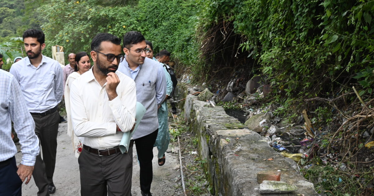 चम्बा में पक्काटाला-बालू संपर्क मार्ग के पुनर्निर्माण का प्राक्कलन शीघ्र तैयार करने के निर्देश