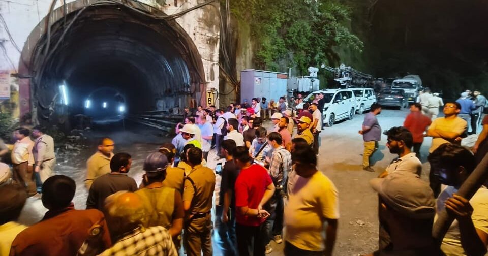 चमोली की निर्माणाधीन टनल में भूस्खलन के बाद बचाव अभियान