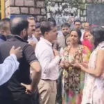 लंबागांव पुलिस थाने के बाहर प्रदर्शन करते छात्र के परिजन और स्थानीय लोग