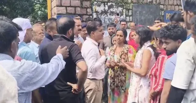 लंबागांव पुलिस थाने के बाहर प्रदर्शन करते छात्र के परिजन और स्थानीय लोग