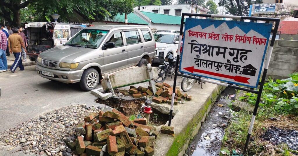 दौलतपुर चौक में सड़क पर खुला खड्डा