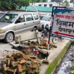दौलतपुर चौक में सड़क पर खुला खड्डा