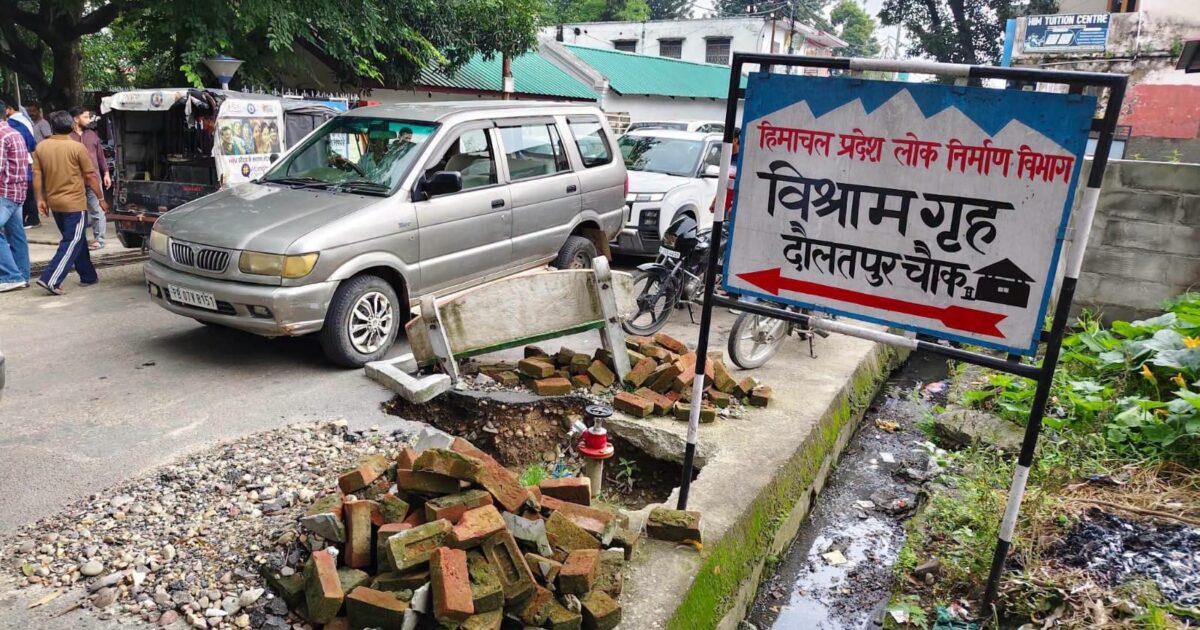 दौलतपुर चौक में खुला खड्डा बना परेशानी का सबब, राहगीरों और वाहन चालकों को दिक्कत