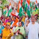 गढ़-परौर तिरंगा यात्रा में विपिन सिंह परमार और प्रतिभागी